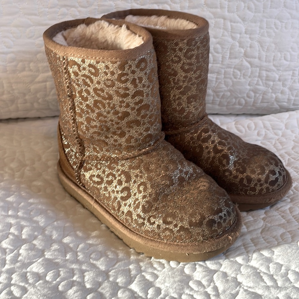 Girls UGG boots size 1 (big girl)